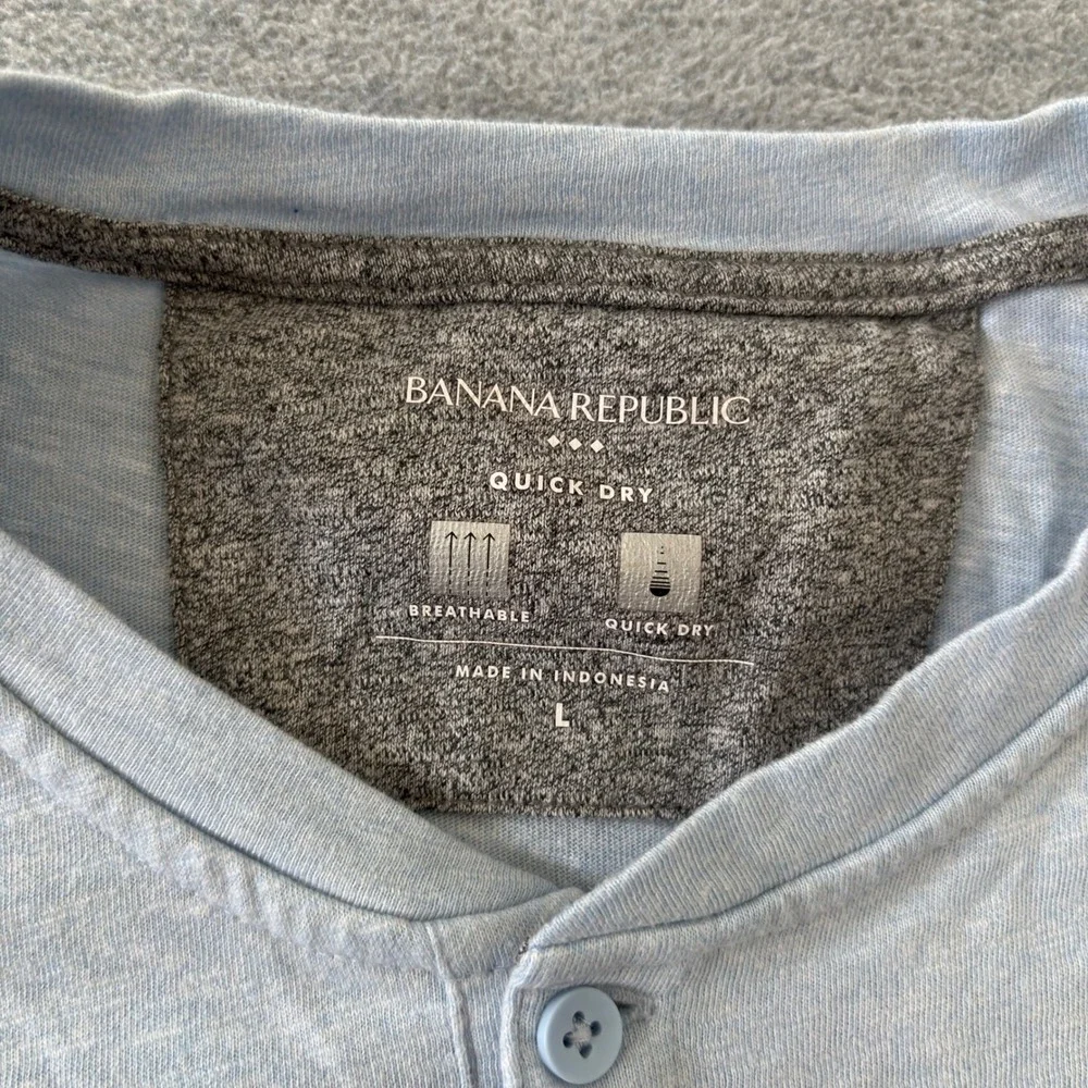Banana Republic Mens Quick Dry Henley Shirt Light Blue Heathered Short Sleeve L